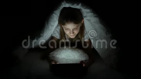 孩子在黑夜里玩平板电脑女孩在床上上网不睡觉视频的预览图