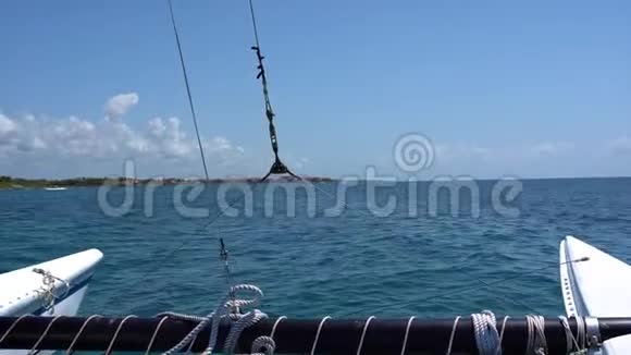 帆船游艇双体帆船在温暖的加勒比海的海浪上航行帆船航行墨西哥坎昆夏日晴天视频的预览图