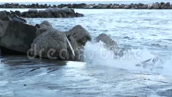 海浪冲击着一块古老的石头视频的预览图