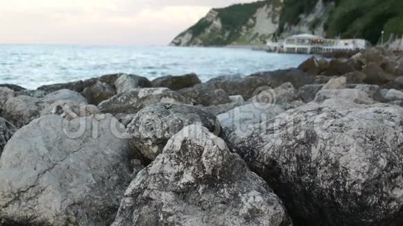 海浪冲击着一块古老的石头视频的预览图