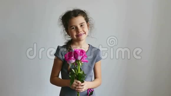 女孩和玫瑰花视频的预览图