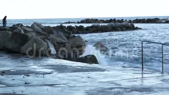 海浪冲击着一块古老的石头视频的预览图
