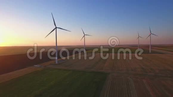 农村农业领域风力涡轮机集群的鸟瞰图视频的预览图