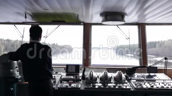 航海官驾驶这艘船在河上行驶视频的预览图
