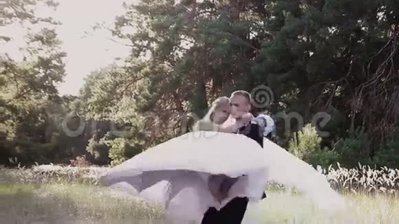 幸福的新郎抱着新娘视频的预览图