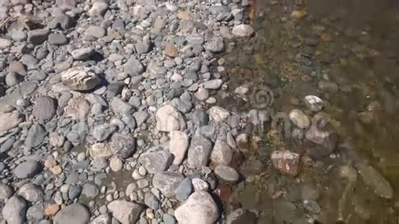 山谷里的河流视频的预览图