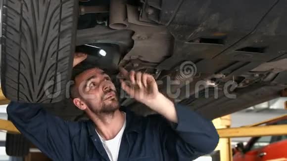 机械师看着轮胎视频的预览图