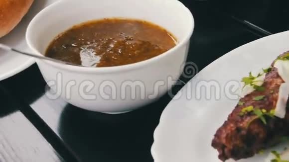 一家格鲁吉亚美食餐厅的餐盘上格鲁吉亚粮食视频的预览图