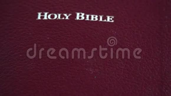 圣经慢慢地在白色的背景上视频的预览图