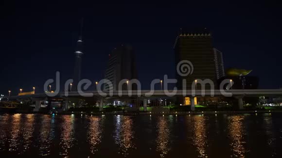 夜晚苏美达河上的东京天际线视频的预览图
