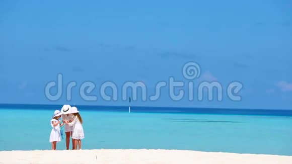 美丽的热带海滩景观一家人在白色享受暑假视频的预览图