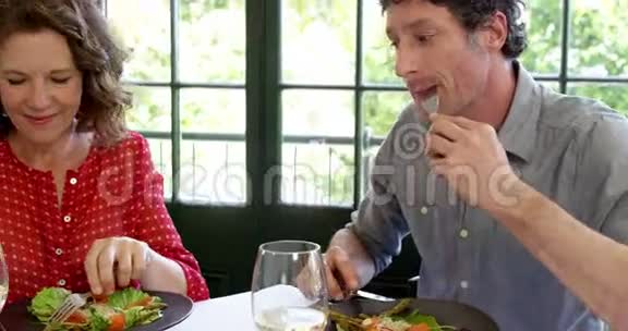 可爱的夫妇一起吃午餐一起品尝葡萄酒视频的预览图