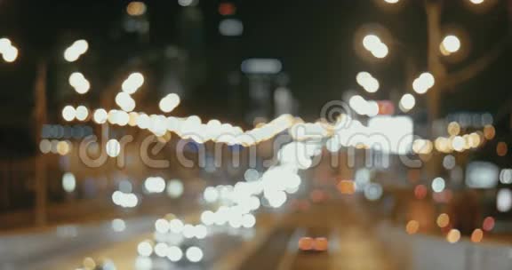 大城市的夜间交通灯视频的预览图