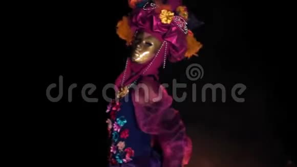 穿着威尼斯西装的化妆舞会上的女孩的脸上藏着一个神秘的面具夜以火之舞概念视频的预览图