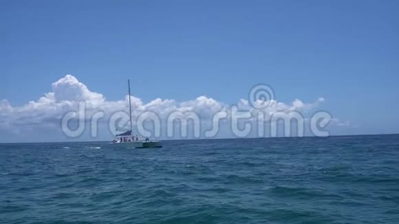 帆船游艇双体帆船在温暖的加勒比海的海浪上航行帆船航行墨西哥坎昆夏日晴天视频的预览图