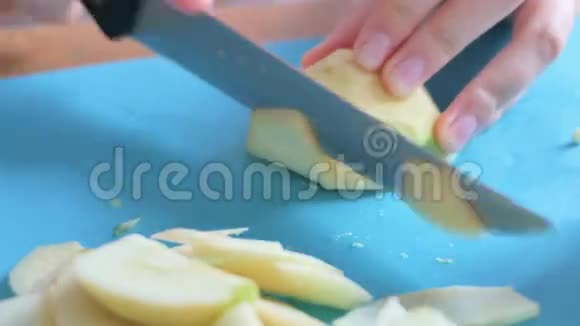 年轻女子切苹果厨房视频的预览图