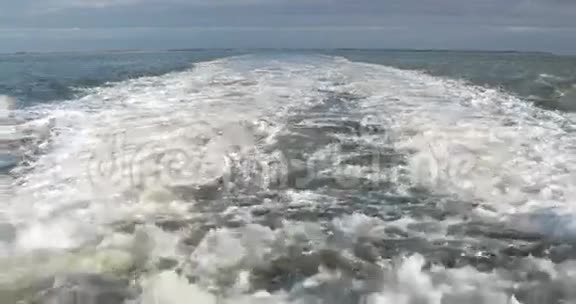 海水里有粗糙的水视频的预览图