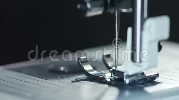 钢缝针慢运动现代缝纫机特写视频的预览图