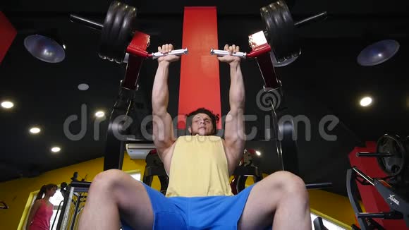 英俊的运动男子正在健身房锻炼视频的预览图