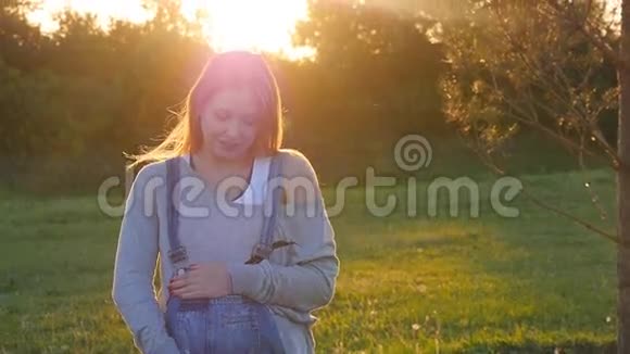 草地上美丽的孕妇视频的预览图