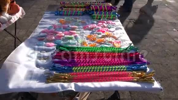 在街头集市上卖弄糖果视频的预览图