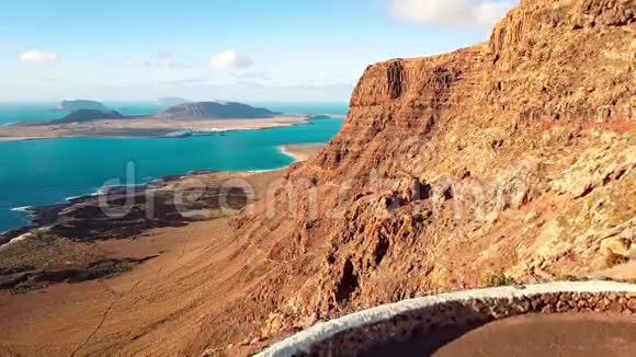加那利群岛兰萨罗特米布拉多德尔里约观景台附近的空中景色视频的预览图