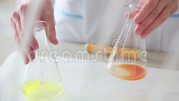 化学实验室研究人员从事流体研究视频的预览图