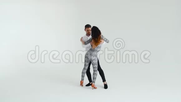 爱人际关系和社交舞蹈的概念美女年轻夫妇在白色背景下跳社交舞视频的预览图