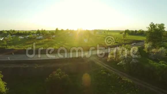 鸟瞰美丽绽放的苹果树花园空中镜头视频的预览图