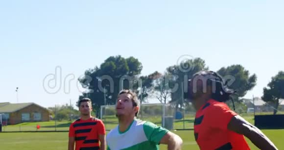 球员在球场上踢足球视频的预览图