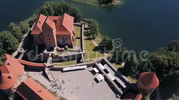 立陶宛特拉凯飞越美丽的城堡在一个湖上的岛屿夏季特拉凯城堡的鸟瞰图视频的预览图