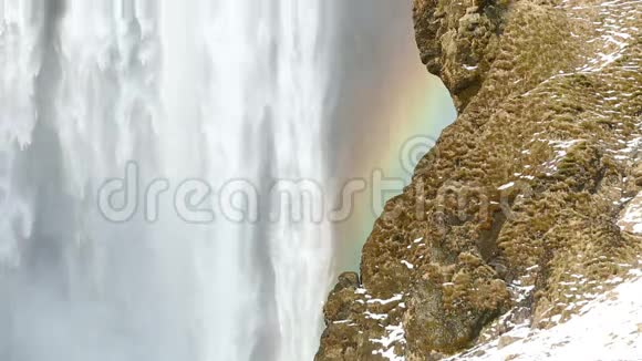 瀑布Seljalandsfoss与彩虹在冰岛视频的预览图