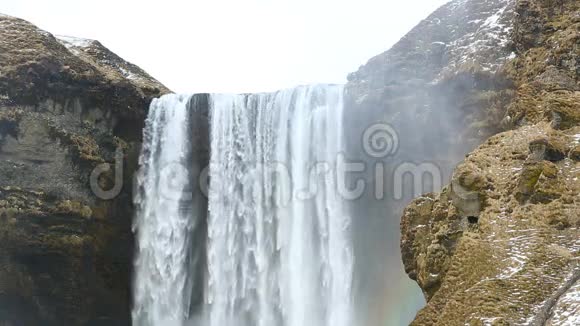 瀑布Seljalandsfoss与彩虹在冰岛视频的预览图