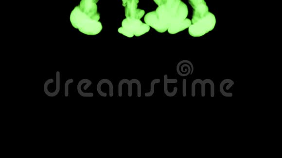 绿色墨水溶解在水中的黑色背景与卢马哑光计算机仿真的三维渲染很多墨水视频的预览图