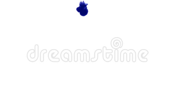 蓝墨水在白色背景上溶解在水中用Luma哑光计算机仿真的三维渲染V20视频的预览图