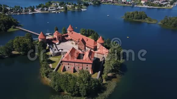 立陶宛特拉凯飞越美丽的城堡在一个湖上的岛屿夏季特拉凯城堡的鸟瞰图视频的预览图