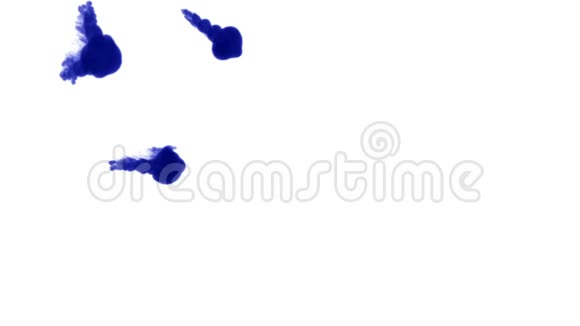 蓝墨水在白色背景上溶解在水中用Luma哑光计算机仿真的三维渲染V17视频的预览图