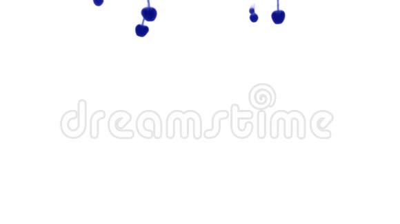 蓝墨水在白色背景上溶解在水中用Luma哑光计算机仿真的三维渲染V14视频的预览图