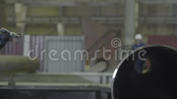 人油漆管道雾化器男人用手在工厂特写镜头上油漆管道视频的预览图
