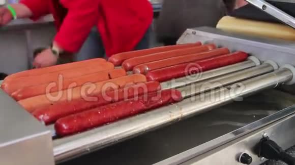 烧烤炉上煮热狗的巴伐利亚香肠视频的预览图