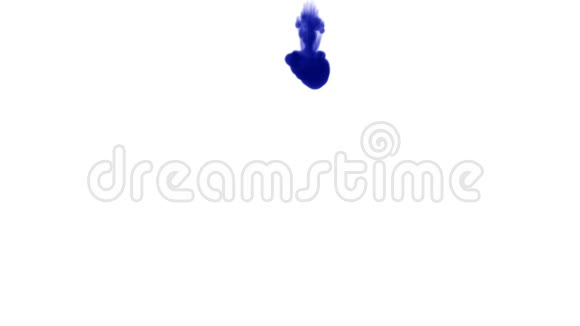 蓝墨水在白色背景上溶解在水中用Luma哑光计算机仿真的三维渲染V18视频的预览图