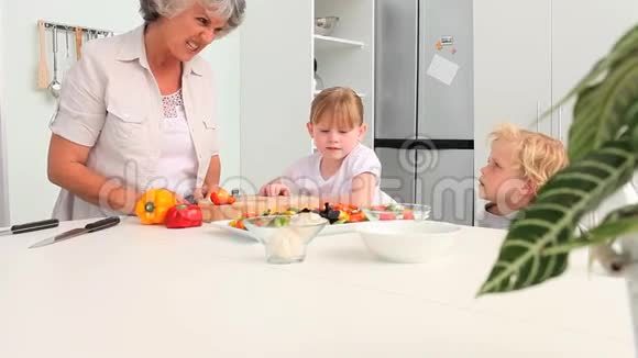 祖母和她的孙子一起做饭视频的预览图