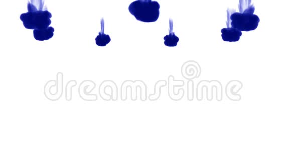 蓝墨水在白色背景上溶解在水中用Luma哑光计算机仿真的三维渲染V9视频的预览图