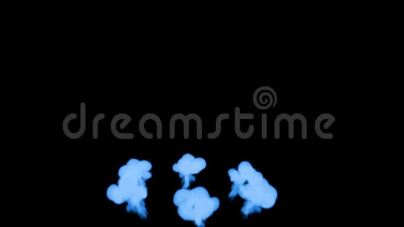 蓝墨水在黑色背景上溶解在水中用卢马哑光计算机仿真的三维渲染V7视频的预览图