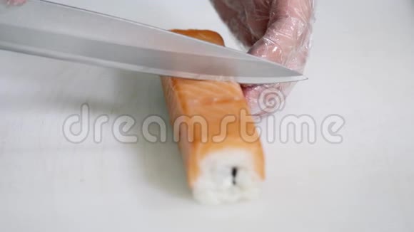 餐厅厨师准备和切寿司卷健康食品视频的预览图