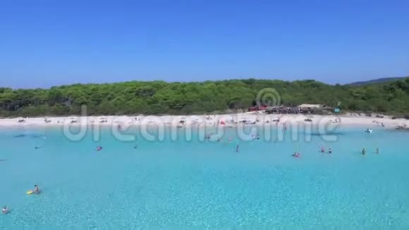 飞越清澈的蓝色地中海湾视频的预览图