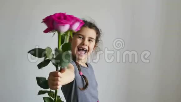 女孩和玫瑰花视频的预览图