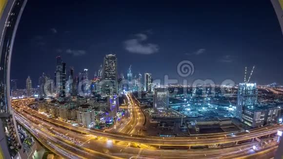 摩天大楼在阿拉伯联合酋长国迪拜市中心和金融区的夜景视频的预览图