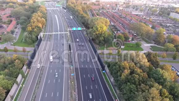 荷兰zwijndrecht市A16高速公路无人机飞机射击视频的预览图