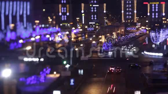 夜晚的节日城市夜间灯光和交通视频的预览图